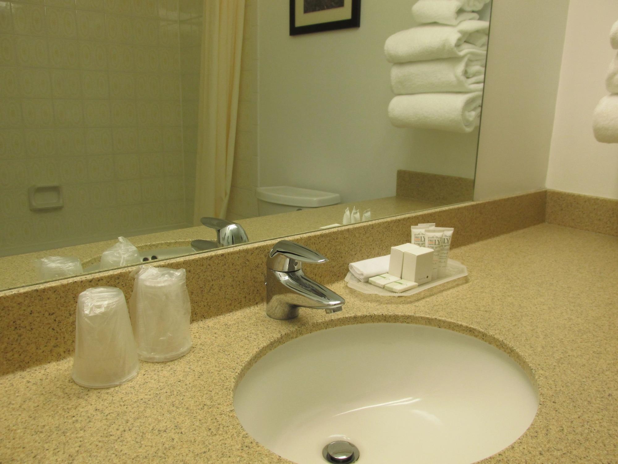 The Fredericton Inn ภายนอก รูปภาพ
