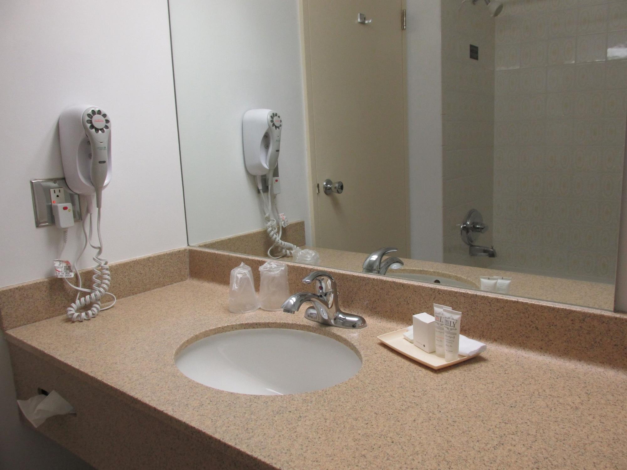 The Fredericton Inn ภายนอก รูปภาพ